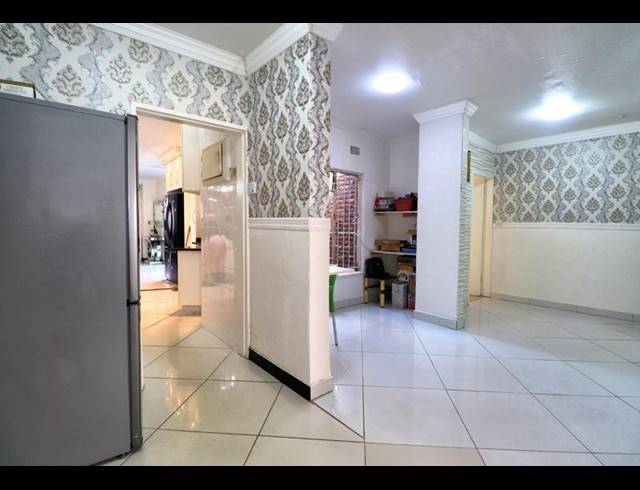 4 BEDROOM HOUSE FOR SALE IN LENASIA EXT 8